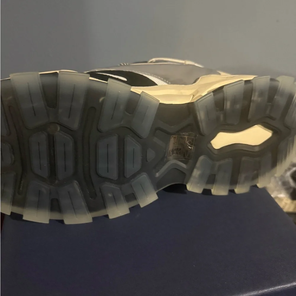 Men's Black and Cream Sneakers - Picture 4 of 6